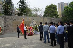 德晟集團(tuán)公司到向秀麗公園開展文明祭掃活動